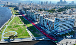 İzmir'de 350 metrelik Türk bayrağı ile Zafer Yürüyüşü yapıldı