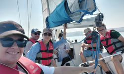 İZDENİZ yetişkin grubu yelken eğitimleri İzmir Marina’da devam ediyor