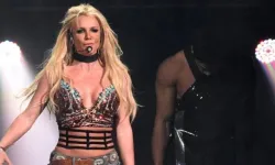 Britney Spears merdivenden düştü, dizinden sakatlandı
