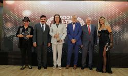 İzmir yangınlarında gönüllü oldu, yılın sanatçısı seçildi