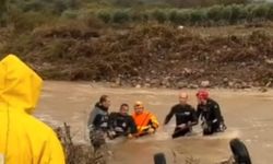 Foça’da sel faciası: Sürücü sel sularına kapılarak kayboldu