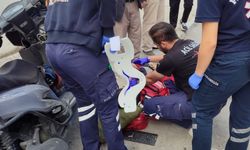 İzmir’de moto kurye sokaktan çıkan araçla çarpıştı