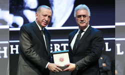Ödül gecesinde Tamer Karadağlı'ya tepki gösterildi