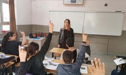 Görme engelli  öğretmen çift, sınıflarda umut ve farkındalık yaratıyor