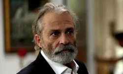 Haluk Bilginer’den galada sıcak anlar: Yönetmen Mert Baykal’ın elini öptü