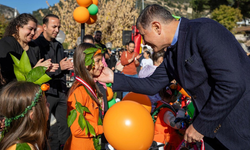 Cemil Tugay : İzmir’de mandalina festivalinde üreticilerle buluştu