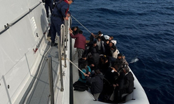 Seferihisar açıklarında facianın eşiğinden dönüldü: 64 göçmen kurtarıldı