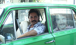 İzmir’de Ferdi Tayfur gibi yaşayan adam benzerliğiyle şaşırtıyor