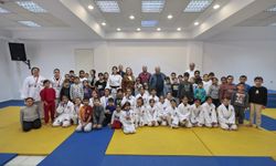Geleceğin judocuları Konak’ta yetişiyor: Sarı kuşaklar Başkan Mutlu’dan