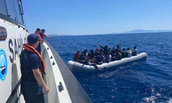 İzmir’de lastik bot faciası önlendi: 16’sı çocuk 49 göçmen kurtarıldı