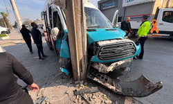 Halkapınar’da dolmuş kazası: Elektrik direğine çarptı, yaralılar var