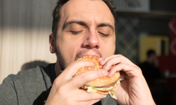 Hamburger yedikten 3 saat sonra öldü