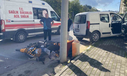 Ehliyetsiz sürücünün yasak manevrası kuryeyi hastanelik etti