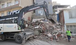 Konak’ta metruk yapıların yıkımı hız kesmeden devam ediyor