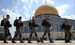İsrailli askerler, Mescid-i Aksa'ya baskın düzenledi