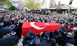 Manisa ilk kadın belediye başkanını uğurluyor: Gülşah Durbay’a belediye önünde veda