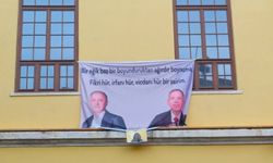 Galatasaray Lisesi’ne Fatih Altaylı ve Remzi Sanver’e destek pankartı asıldı