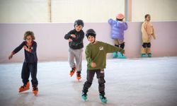 İzmir’de kış coşkusu buz pistlerinde yaşanıyor: Kültürpark ve Bostanlı’da yoğun ilgi