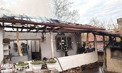 Erbaa’da bir ev, elektrik kontağından çıkan yangınla kül oldu