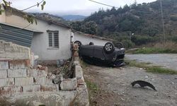 Savrulan otomobil evin duvarına çarptı: 1 kişi yaralandı
