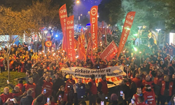İzmir'de işçilerden meşaleli eylem: Kültürpark’tan Kıbrıs Şehitleri’ne