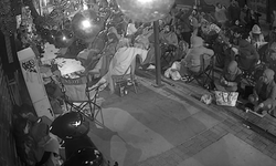 Alsancak’ta indirim sabahlattı: Mağaza önünde ilginç görüntüler oluştu