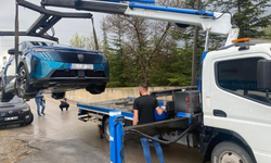 İzmir'de şaşırtan olay: Milyonluk araç yıldırıma yenildi