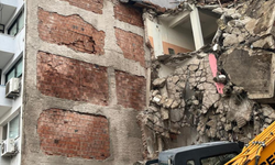 Balçova’da kentsel dönüşüm yıkımı sırasında bitişik binada hasar oluştu