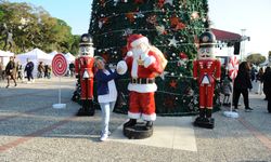 Karşıyaka’da yeni yıl coşkusu başladı! Festival 31 Aralık’a kadar Zühtü Işıl Meydanı’nda