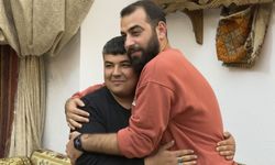 Çay içerken nefesi tıkanan genci Heimlich manevrası kurtardı