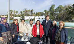 Dr. Cemil Tugay, Göl Gazinosu'nda Eriklili kadın ve çocuklarla bir araya geldi