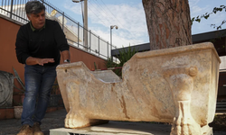 Efes Antik Kenti'nde bulunan Romalıların kullandığı mermer küvet çeşme yalağına çevrilmiş