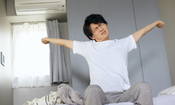 Mevsim geçişlerinde uykusuzluğa dikkat: Kaliteli uyku için uzmanından öneriler