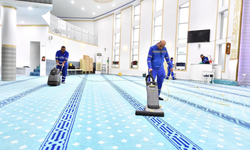 İzmir Büyükşehir Belediyesi’nin temizlik ekipleri, kent genelindeki tüm ibadethaneleri köşe bucak temizliyor