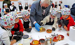 Minik şefler gastronomi sınıfında kendi kumpirlerini hazırladı