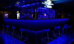 Bir Suriyeli gece kulübüne alınmayınca AK-47 çıkardı