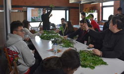 Liseli gençler Ege’nin unutulan otlarını UNESCO’ya taşıyor