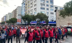 İzmir Büyükşehir’de ödeme krizi eyleme dönüştü: İşçiler çıplak ayakla yürüdü