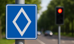 Yollarda yeni dönem: “Baklava dilimli” trafik tabelası