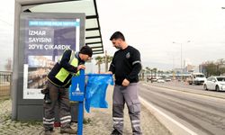 İzmir’de otobüs duraklarına yeni çöp kovaları: Montaj başladı