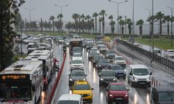 İzmir’de trafik kilitlendi: Yağmurla birlikte ana arterlerde yoğunluk arttı