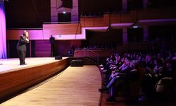 Yasemin Sakallıoğlu, İzmirlilere kahkaha dolu bir gece yaşattı