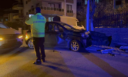 İzmir Bayındır’da 2 otomobil çarpıştı: 1 çocuk yaralandı