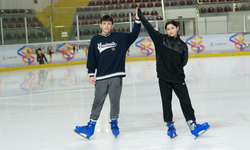 İzmir’de yarıyıl tatiline buz pistinde eğlence molası
