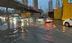 İzmir’de gök gürültülü sağanak etkili oldu: Yollarda su birikintileri, trafikte yoğunluk