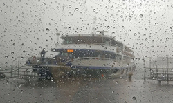 İzmir’de vapur ve feribot seferlerine hava engeli