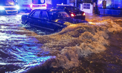 İzmir’de sağanak ve fırtına hayatı durma noktasına getirdi