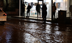 İzmir’de bir gecede sel manzaraları: Esnaf isyan etti