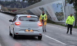 Selçuk’ta fırtına panoları yola devirdi