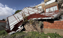 Karşıyaka'da fırtına çatıyı yerinden söktü